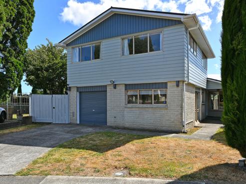18 De Menech Grove, Avalon