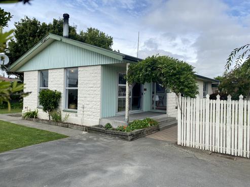 82 Beach Road, Hampstead