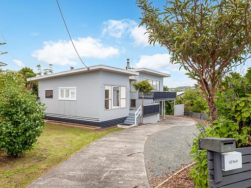 17 Piccadilly Circus, Snells Beach