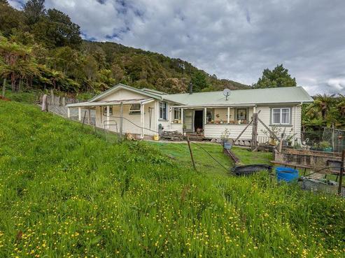 1042 State Highway 7, Dobson