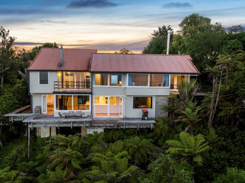 501 Scenic Drive, Waiatarua