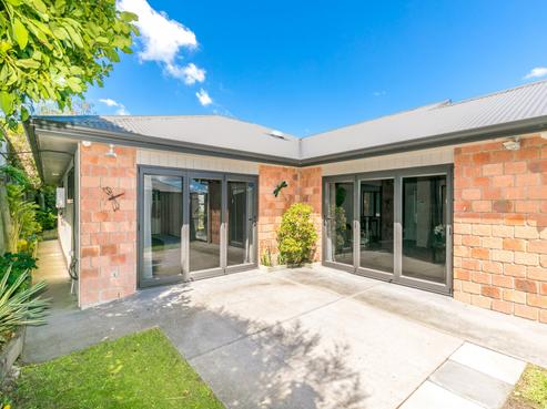 24 Pointon Glade, Grandview Heights
