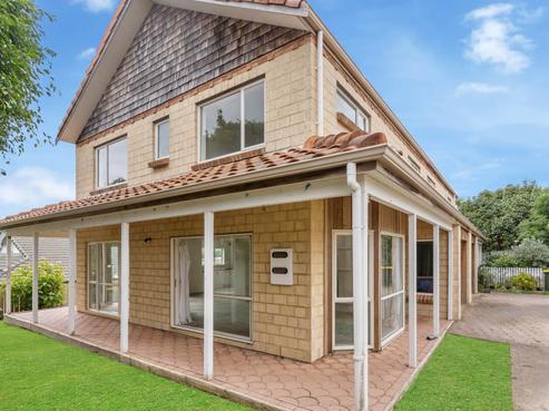 2/4 Lucienne Drive, Ranui
