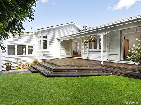 9 Newcombe Crescent, Karori