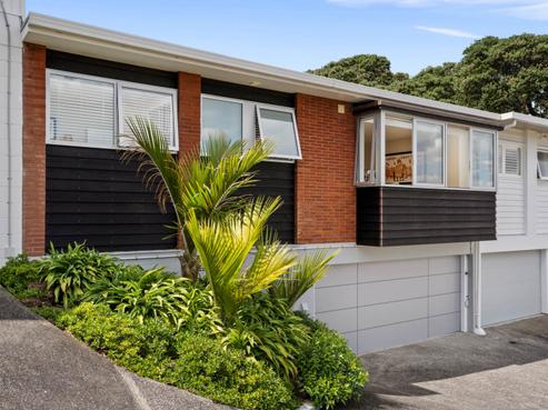 2/4 Beach Road, Castor Bay
