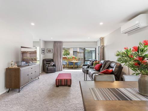 19 Royalle Mews, Botany Downs