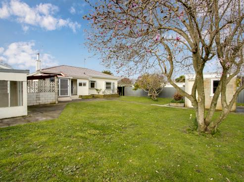 401 Norton Road, Akina
