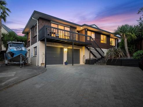 8 Photinia Place, Botany Downs