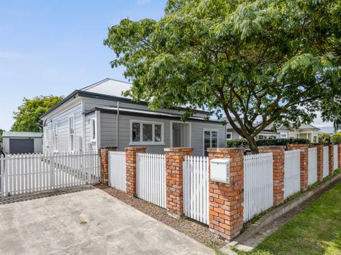 408 French Street, Akina