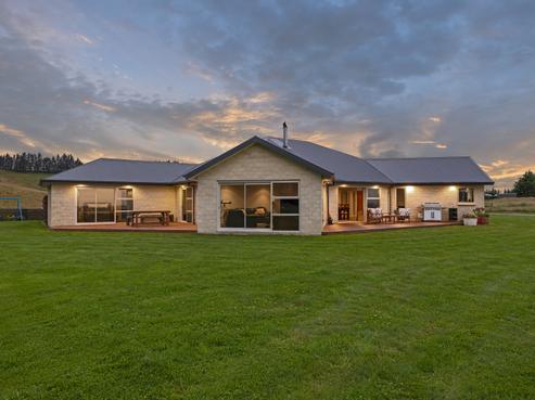 219 Davis Road, Cust