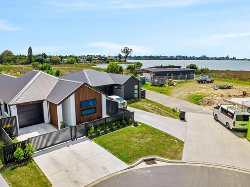27 Tangaroa Place, Poike
