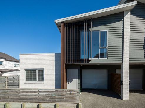 8 Springside Court, Huntington