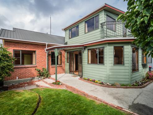 17 Lough Street, West End