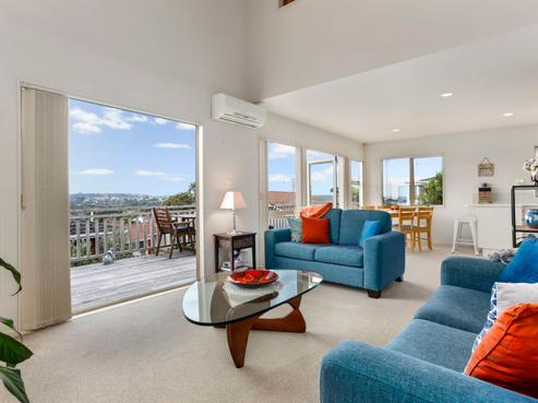 2/732 Whangaparaoa Road, Manly