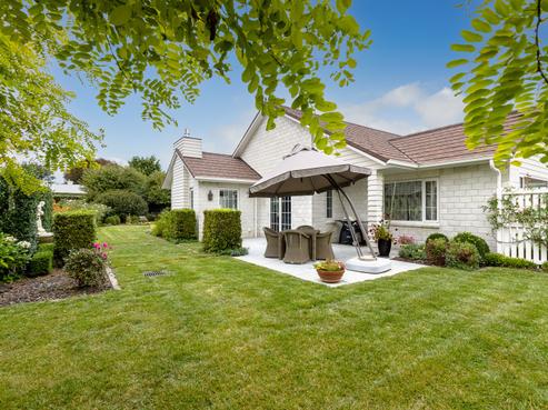16 Shadbolt Drive, Leamington