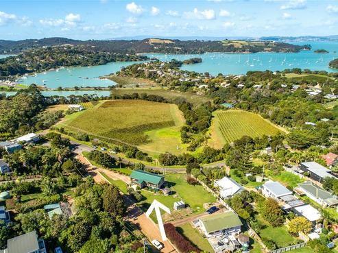 1 Dickson Road, Surfdale