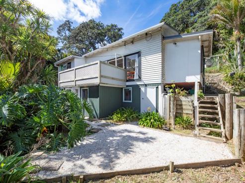 15 Glenesk Road, Piha