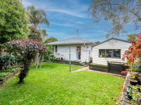 6 Pine Avenue, Bader