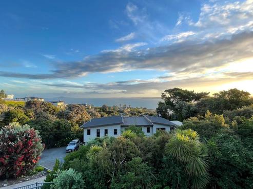 8 Beauvoir Avenue, Matakatia