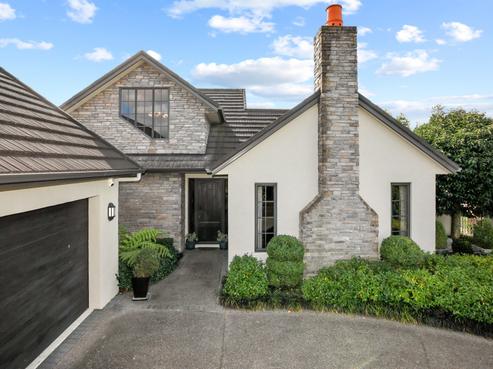 6 Meadowbank Court, Huntington