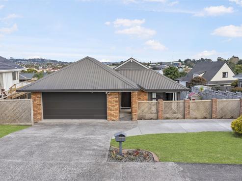 4 Pinewood Grove, Botany Downs