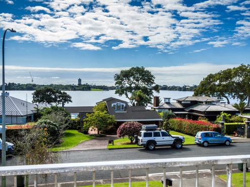 2/14 Lake View Road, Takapuna