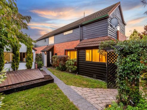 2/2 Ambleside Drive, Burnside