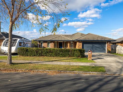 51 Wiltshire Drive, Huntington