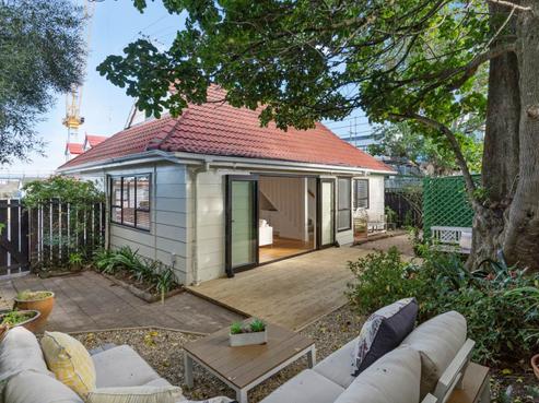 2/30 Ngataringa Road, Devonport