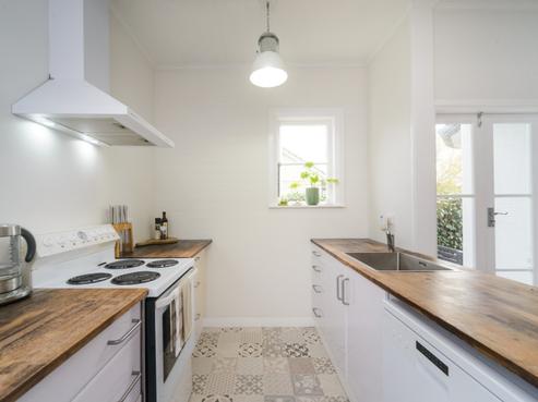 90 Savage Crescent, West End
