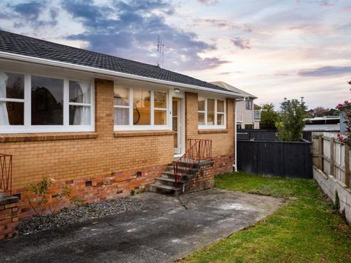 2/102 Mcleod Road, Te Atatu South
