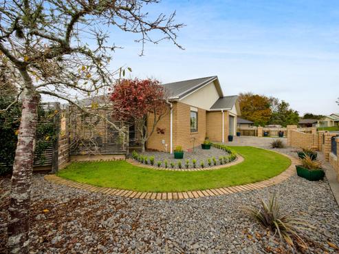 8 Elizabeth Grove, Stratford