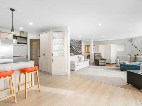 102 Whangaparaoa Road, Red Beach