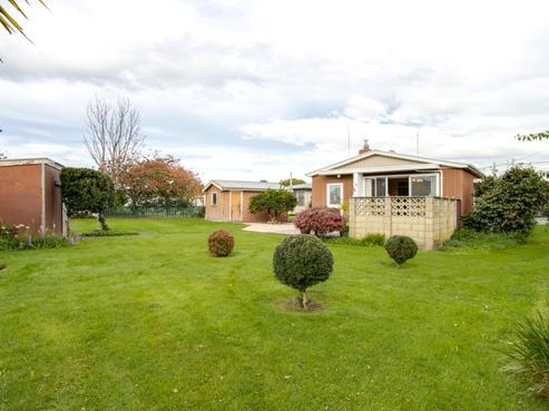 1104 Allenby Street, Akina
