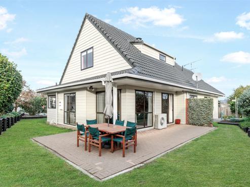 2/6 Pinewood Grove, Botany Downs