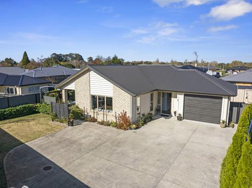 9 Peter Way Place, Deanwell