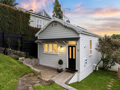 8 Beach Road, Northcote Point
