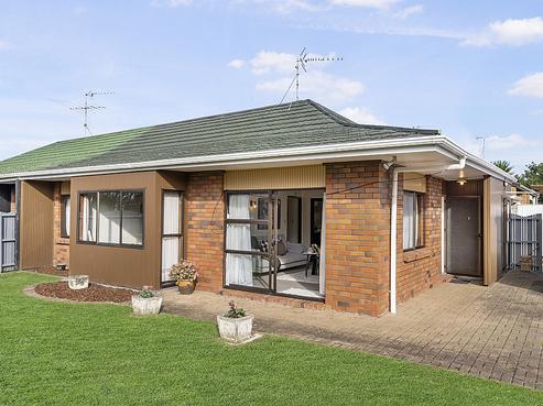 2 Binda Place, Botany Downs