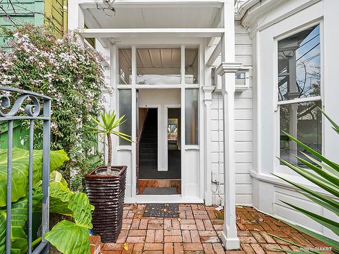 8 Russell Terrace, Newtown
