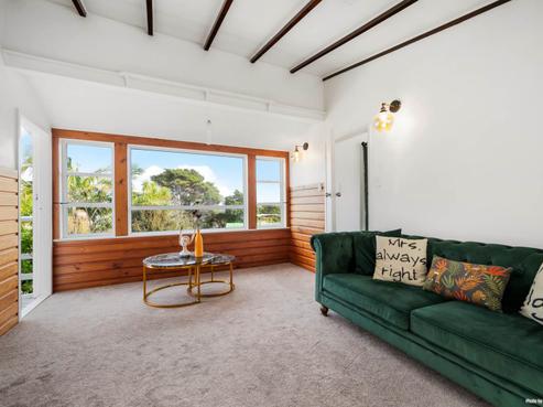 1/592 East Coast Road, Pinehill
