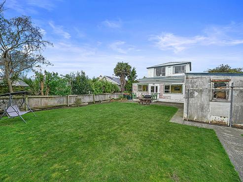 16 Bristol Square, Central Hutt