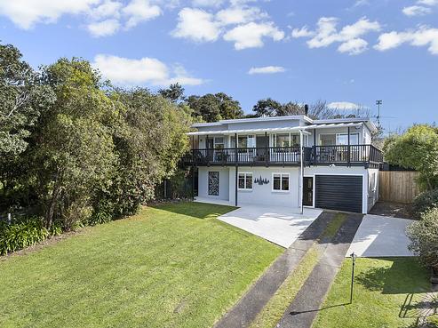 12 Rauhuia Crescent, Parau