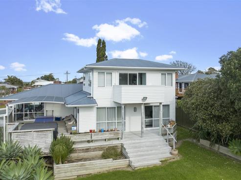 28 Tiroroa Avenue, Te Atatu South