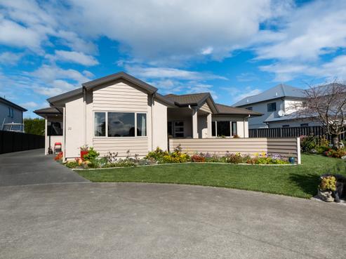33 Delta Mews Place, Clive