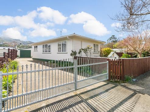 16 Burns Grove, Trentham