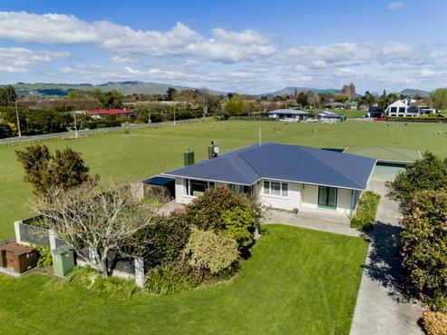 711 Murdoch Road East, Akina