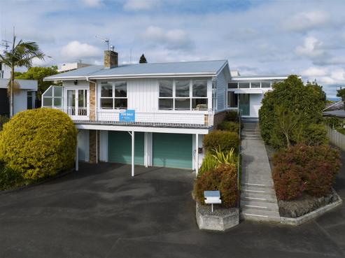 135 Lake Crescent, Hamilton Lake