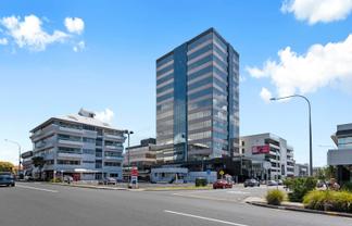 OUTSTANDING TAKAPUNA TROPHY - BDO TOWER
