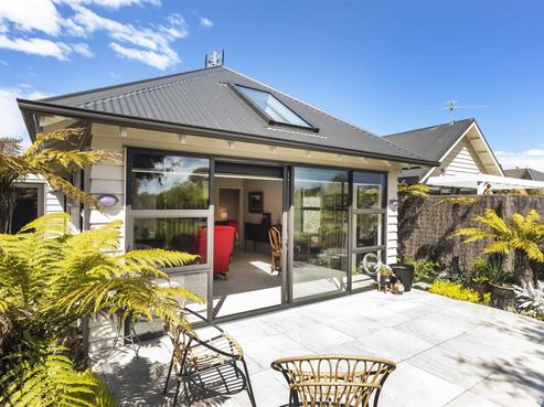 16B Saracen Avenue, Northwood