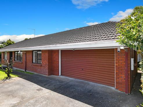 2/18 Ray Small Drive, Papakura